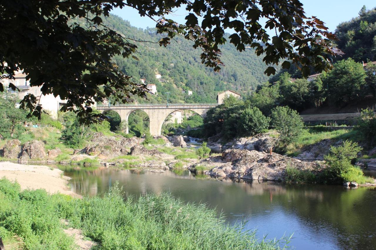 La Riveraine Et Les Bicyclettes Saint-Sauveur-de-Montagut Exterior foto